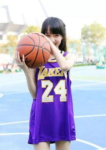 吃瓜打篮球女生,吃瓜少女的篮球传奇