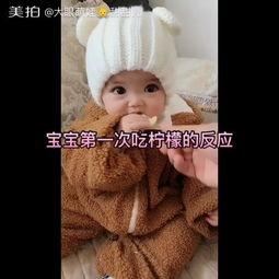 大眼萌娃吃瓜,萌态十足引网友热议