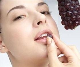 大眼萌娃吃瓜,萌态十足引网友热议