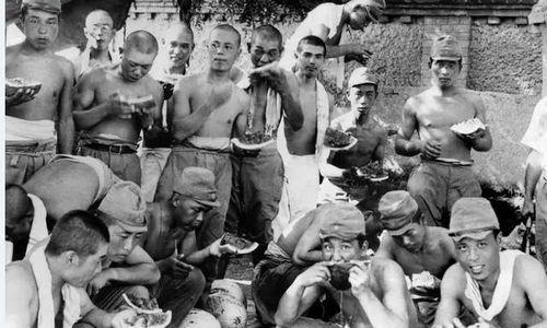 军人吃瓜的图片,军人吃瓜欢乐时光